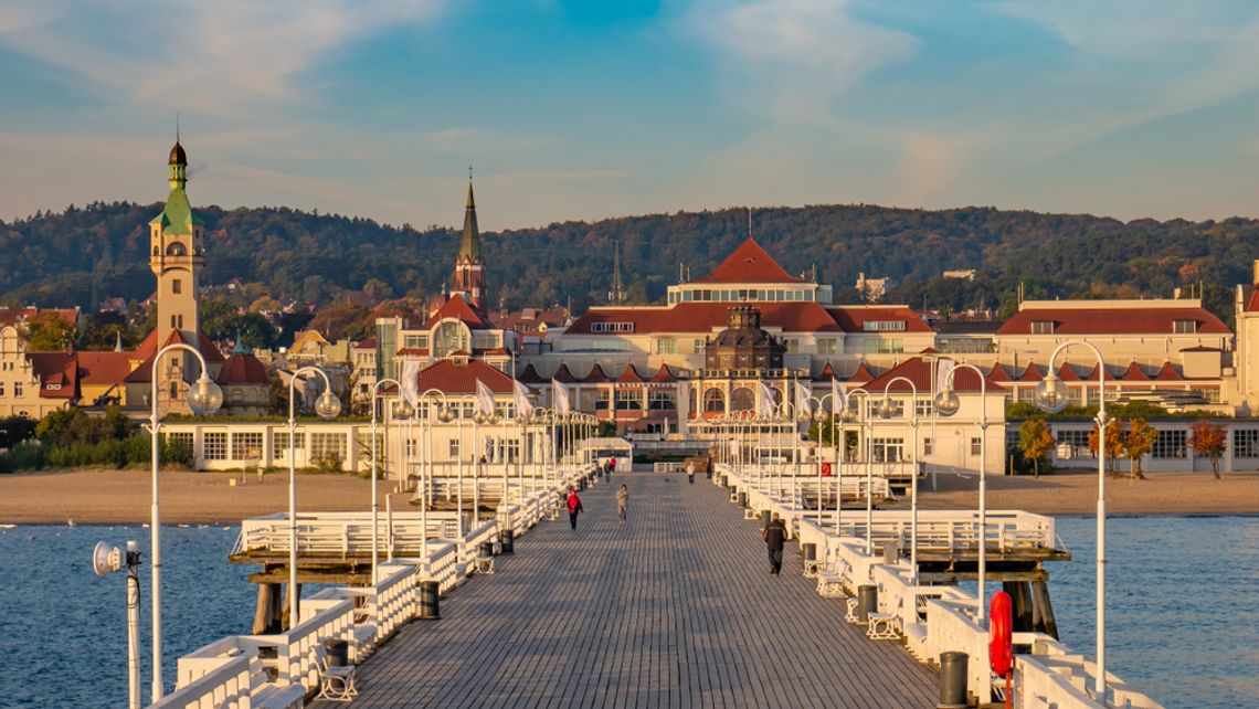 ALT: Apartamenty Sopot – widok na molo i plażę w Sopocie