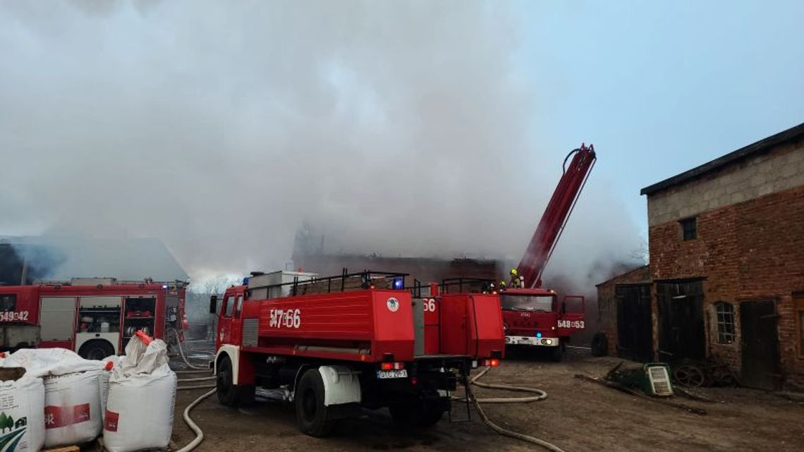 Płonął budynek mieszkalny w Tymawie. Trwa rozbiórka i dogaszanie...