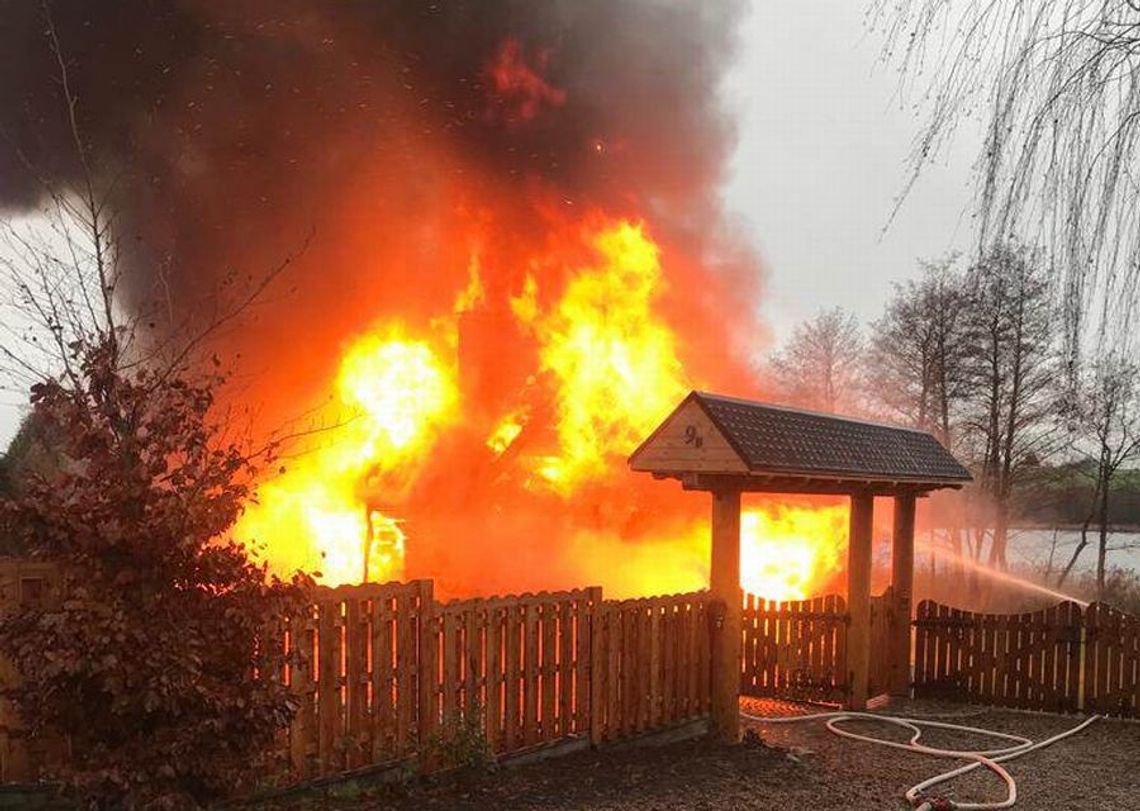 Płonie budynek w Półwsi. Ogień objął cały budynek Płonie budynek w Półwsi. Ogień objął cały budynek
