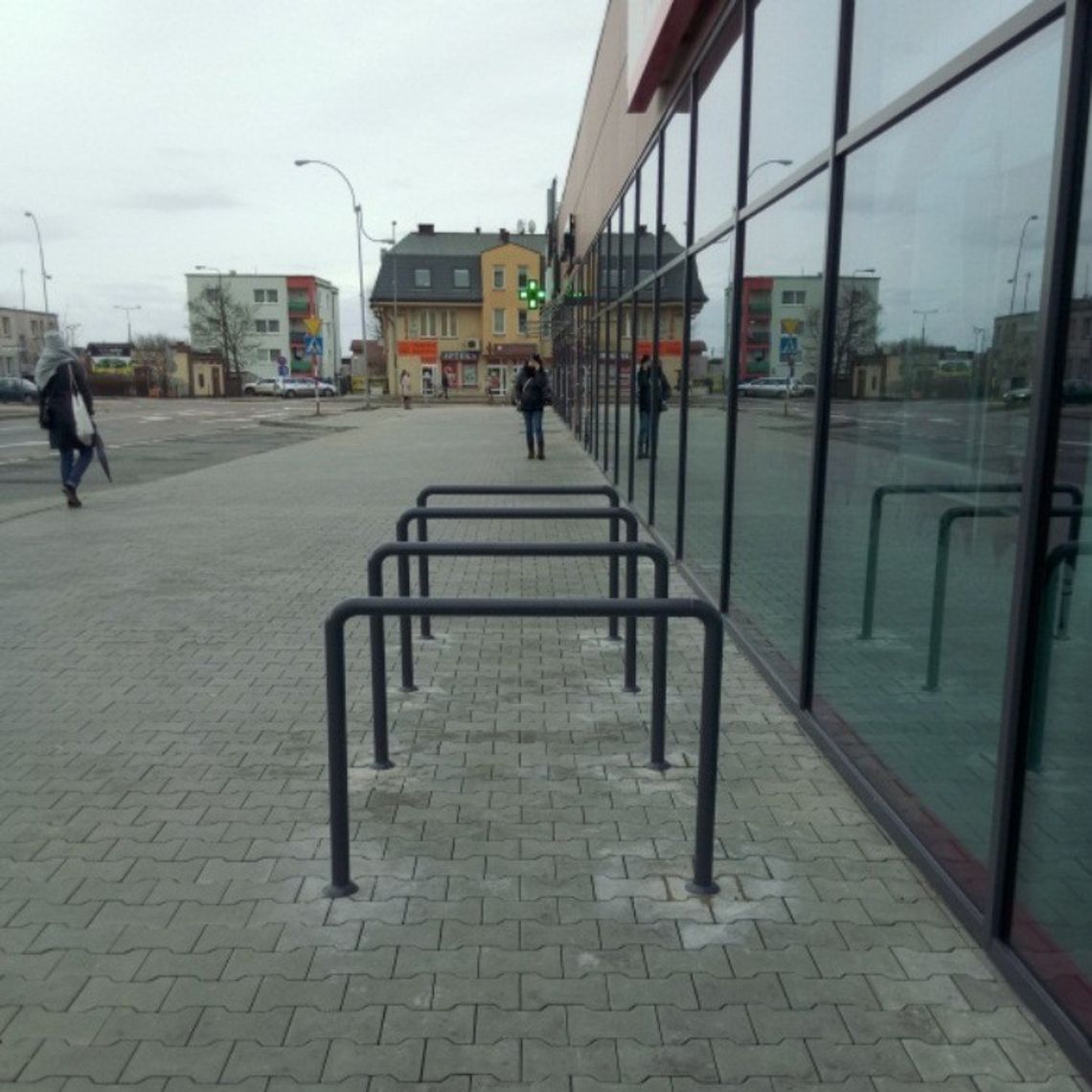 Po interwencji są już stojaki rowerowe przy obiekcie handlowym na ul. Żwirki Po interwencji są już stojaki rowerowe przy obiekcie handlowym na ul. Żwirki