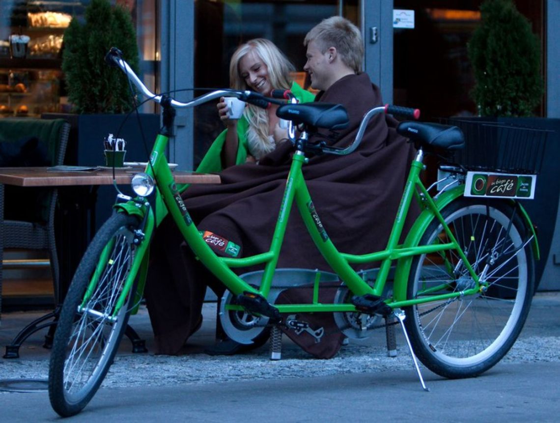 Po kawce przejażdżka rowerem po mieście z przyjaciółmi Po kawce przejażdżka rowerem po mieście z przyjaciółmi