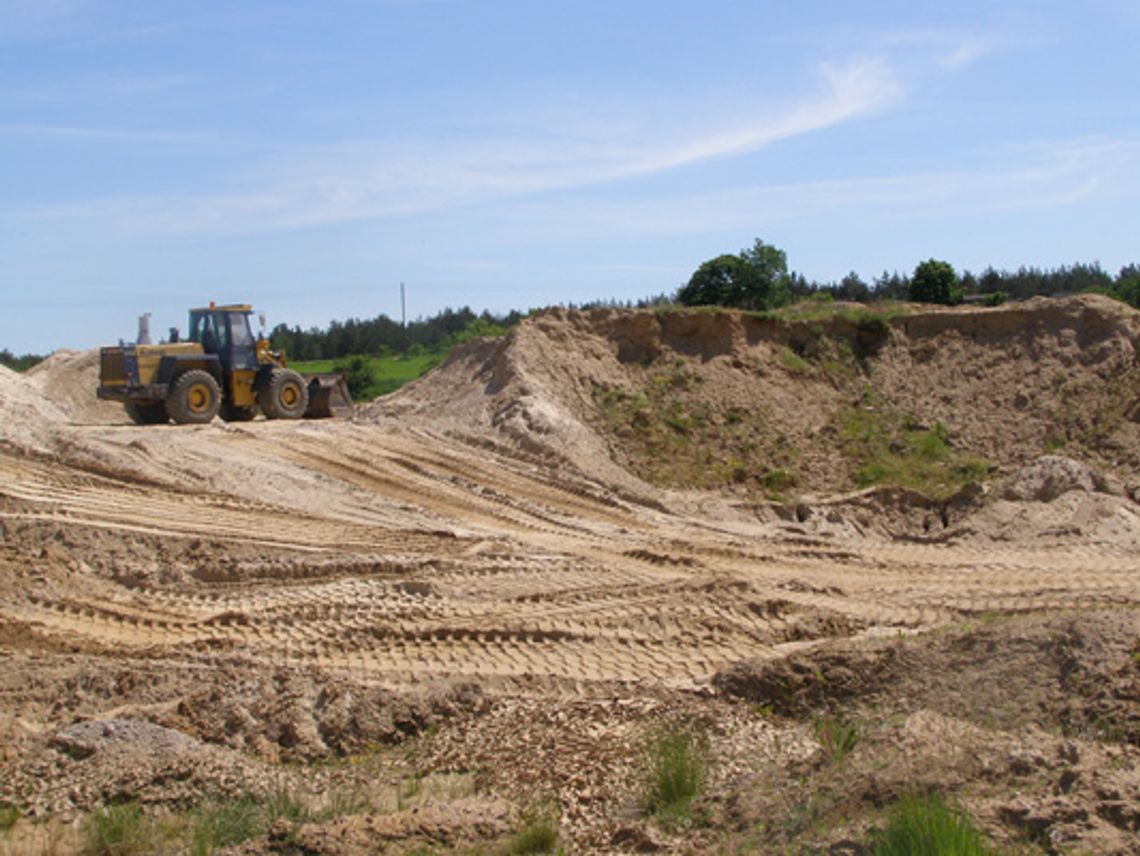 Po kontroli w Ełganowie. Składowano w żwirowni niebezpieczne substancje Po kontroli w Ełganowie. Składowano w żwirowni niebezpieczne substancje