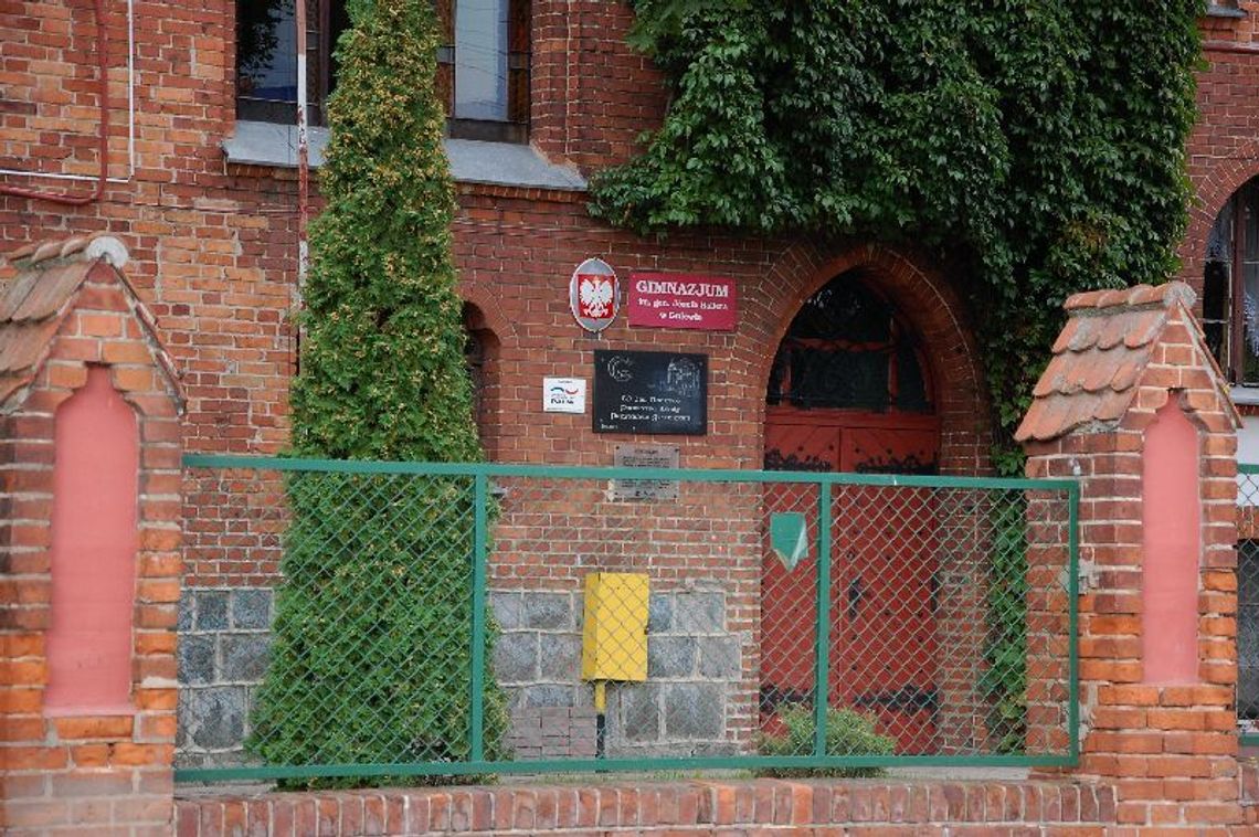 Po napaści na nauczycielkę. "Zapewnimy uczniom i nauczycielom bezpieczeństwo" - twierdzi dyrekcja Po napaści na nauczycielkę. "Zapewnimy uczniom i nauczycielom bezpieczeństwo" - twierdzi dyrekcja