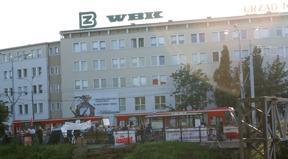 Po stronie prawdy - solidarni z protestującymi pod Urzędem prezydenta Adamowicza Po stronie prawdy - solidarni z protestującymi pod Urzędem prezydenta Adamowicza