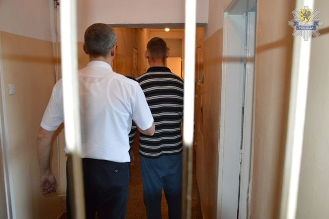 Pobili i okradli 69-latka. Poszli na zakupy i... wpadli w ręce policji Pobili i okradli 69-latka. Poszli na zakupy i... wpadli w ręce policji