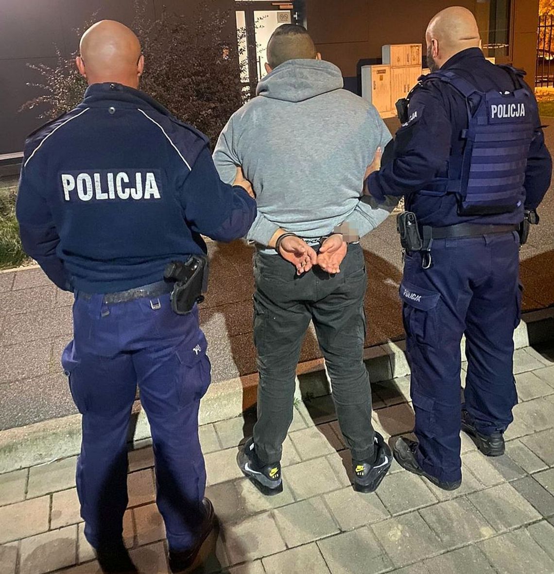 Pobity, skrępowany i zostawiony na dworze na pastwę losu Pobity, skrępowany i zostawiony na dworze na pastwę losu