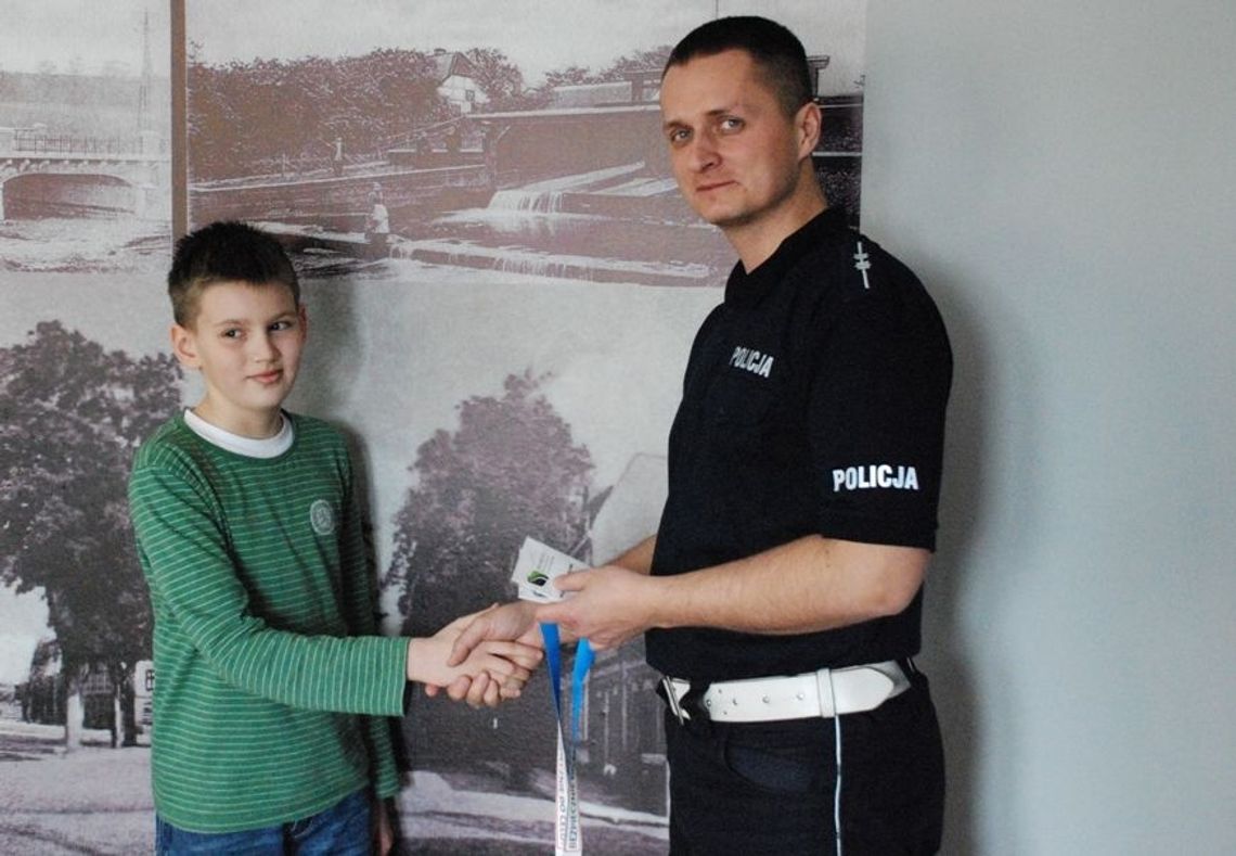 Pochwalony... W drodze do szkoły znalazł portfel