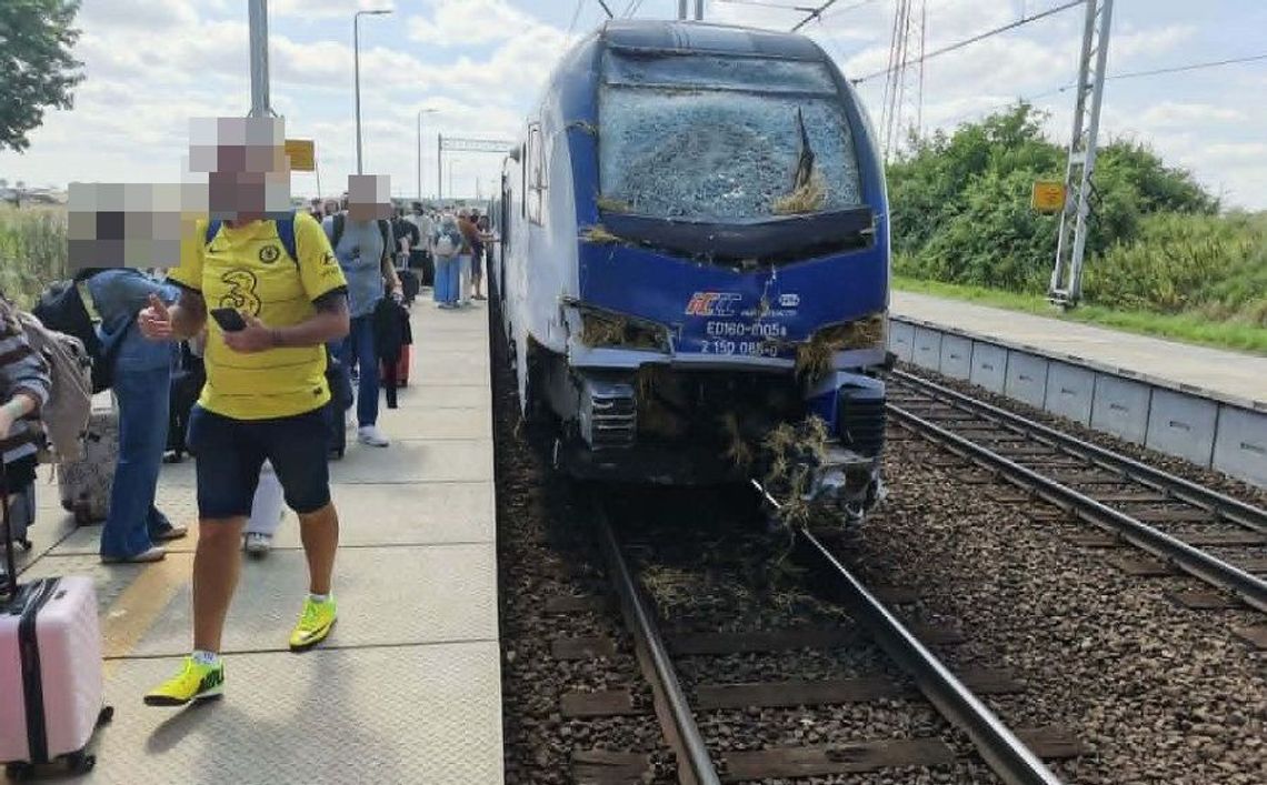 Pociąg Intercity zderzył się z ciągnikiem w Czarlinie. Ruch kolejowy został wstrzymany Pociąg Intercity zderzył się z ciągnikiem w Czarlinie. Ruch kolejowy został wstrzymany