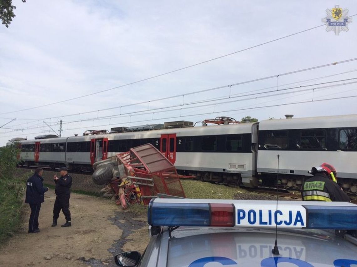 Pociąg uderzył w wywróconą przyczepę Pociąg uderzył w wywróconą przyczepę