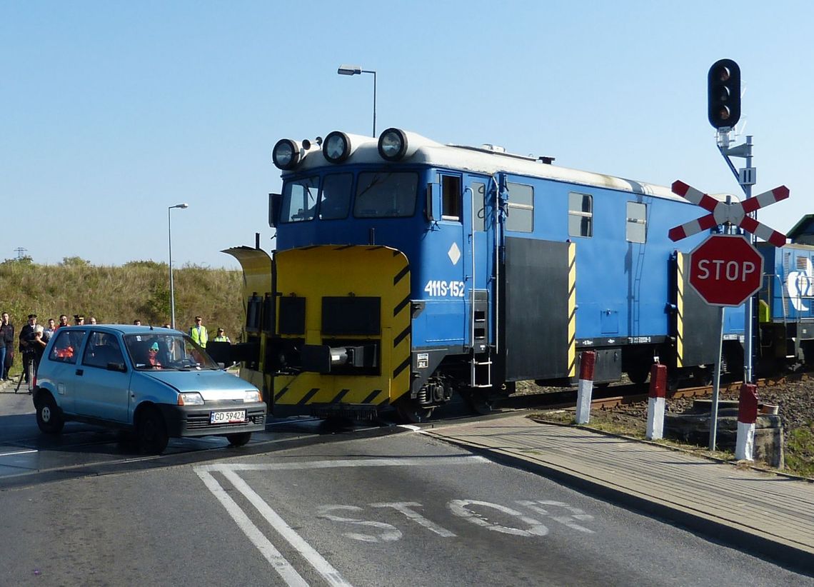 Pociąg zmiażdżył samochód - zobacz zdjęcia z symulacji wypadku Pociąg zmiażdżył samochód - zobacz zdjęcia z symulacji wypadku