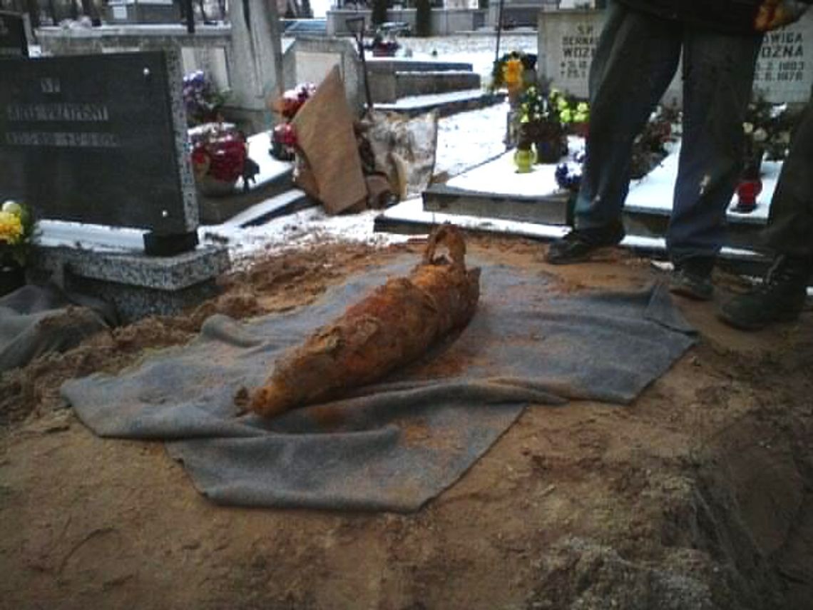 Pocisk artyleryjski na cmentarzu Pocisk artyleryjski na cmentarzu