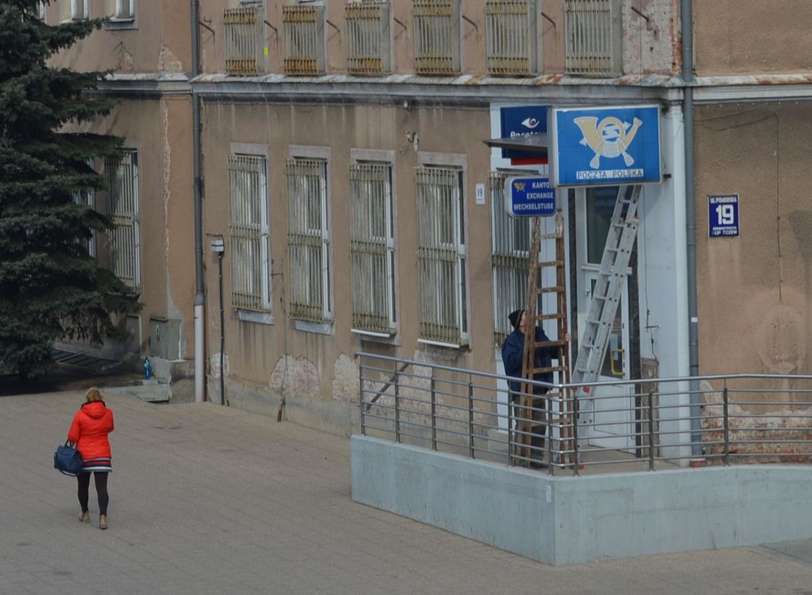 Poczta przy dworcu przeniesiona. Klienci pytają: gdzie jest informacja? 