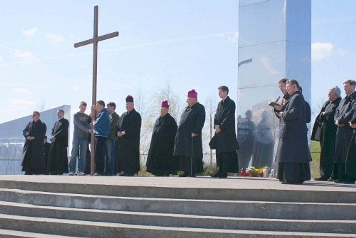 Pod papieskim krzyżem - Droga Krzyżowa w Pelplinie Pod papieskim krzyżem - Droga Krzyżowa w Pelplinie