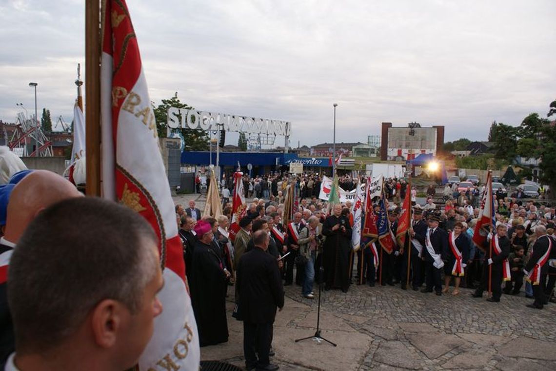 Pod Pomnikiem Poległych Stoczniowców: prezydent z marszałkiem, Wałęsa z lekarzem, stoczniowcy z hymnem i modlitwą Pod Pomnikiem Poległych Stoczniowców: prezydent z marszałkiem, Wałęsa z lekarzem, stoczniowcy z hymnem i modlitwą