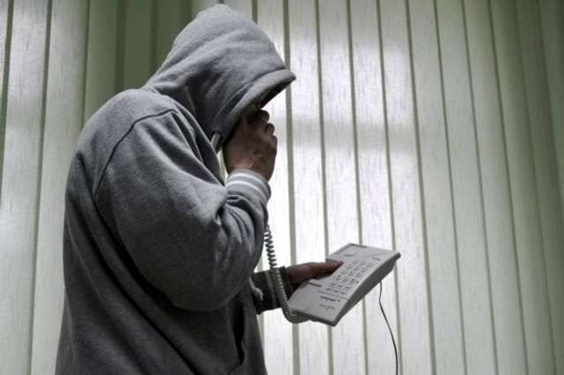 Podają się za policjantów i żądają przekazania pieniędzy