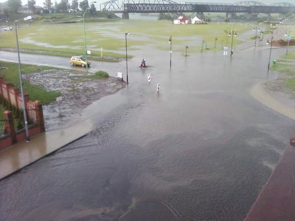 Podczas ulewnych deszczów na ulicach Tczewa przy bulwarze tworzy się ogromne rozlewisko Podczas ulewnych deszczów na ulicach Tczewa przy bulwarze tworzy się ogromne rozlewisko
