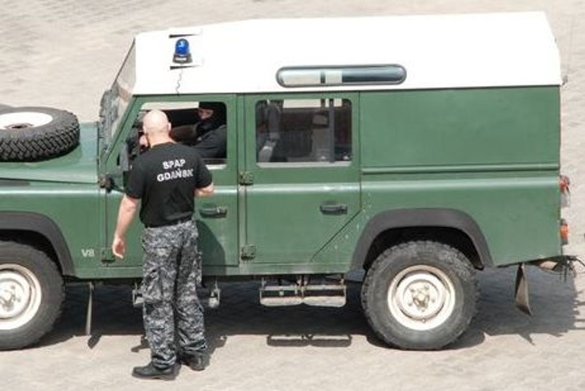 Podejrzany ładunek w piwnicy - "bombowe" baterie kolejowe Podejrzany ładunek w piwnicy - "bombowe" baterie kolejowe