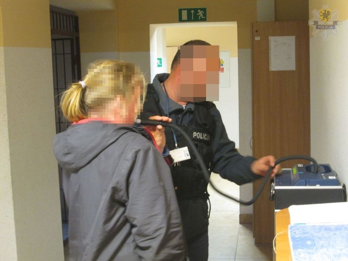 Podeszli do 83-latka, wykręcili mu ręce i z kieszeni spodni wyjęli portfel z pieniędzmi i dokumentami.