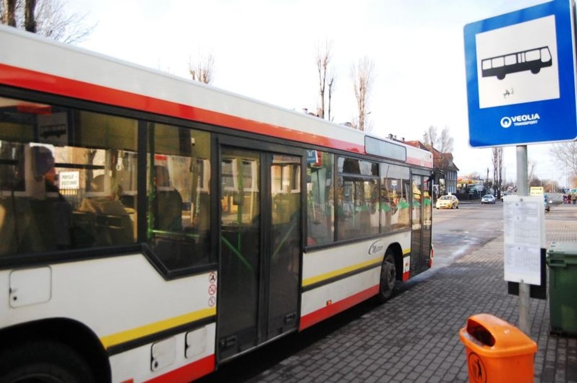 Podróż w upale ogrzewanym autobusem Podróż w upale ogrzewanym autobusem
