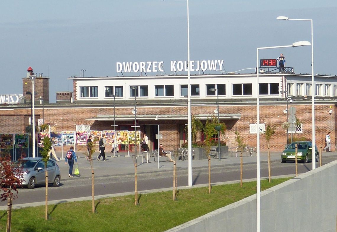 Podróżni zasłaniali uszy. Alarm na dworcu głośniejszy niż …startujący samolot Podróżni zasłaniali uszy. Alarm na dworcu głośniejszy niż …startujący samolot