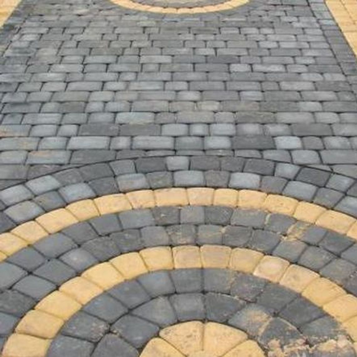 Podwórko wybrukowane kostką ze skrzyżowania Podwórko wybrukowane kostką ze skrzyżowania