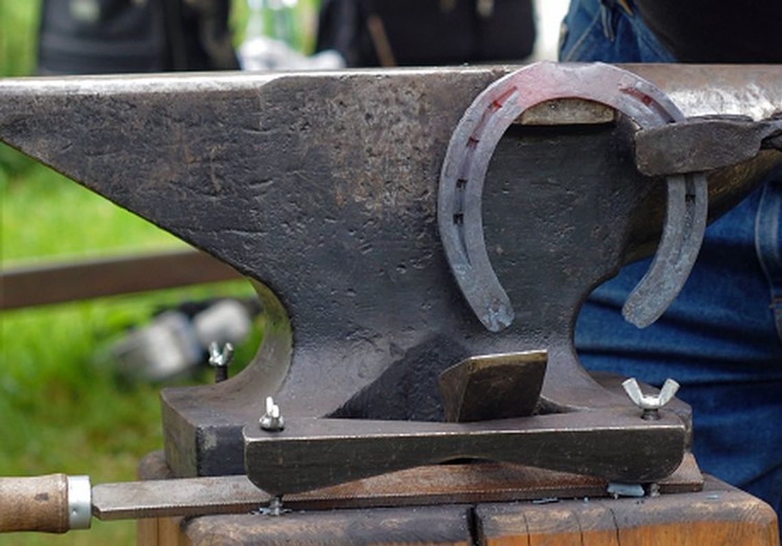 Pokaz kucia podków z Józefem Antczakiem z Kadyn w Kuźni Wodnej w Oliwie