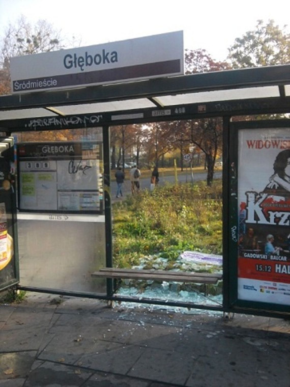 Pokłócił się z żoną, więc ulżył sobie na szybie wiaty Pokłócił się z żoną, więc ulżył sobie na szybie wiaty