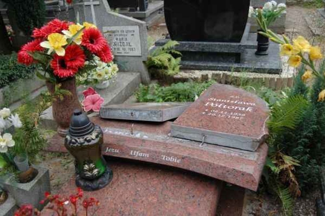 Połamane krzyże i płyty - na cmentarzu. Wandale uszkodzili 22 nagrobki