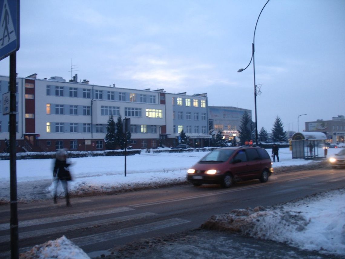 Połamany 59-latek znaleziony na chodniku. Szukają sprawcy wypadku Połamany 59-latek znaleziony na chodniku. Szukają sprawcy wypadku