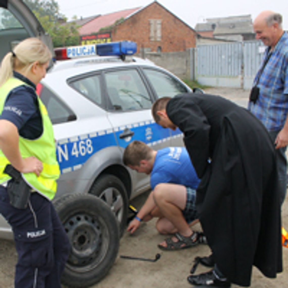 Policja eskortowała pielgrzymów. Nagle złapali "gumę". Wtedy... Policja eskortowała pielgrzymów. Nagle złapali "gumę". Wtedy...