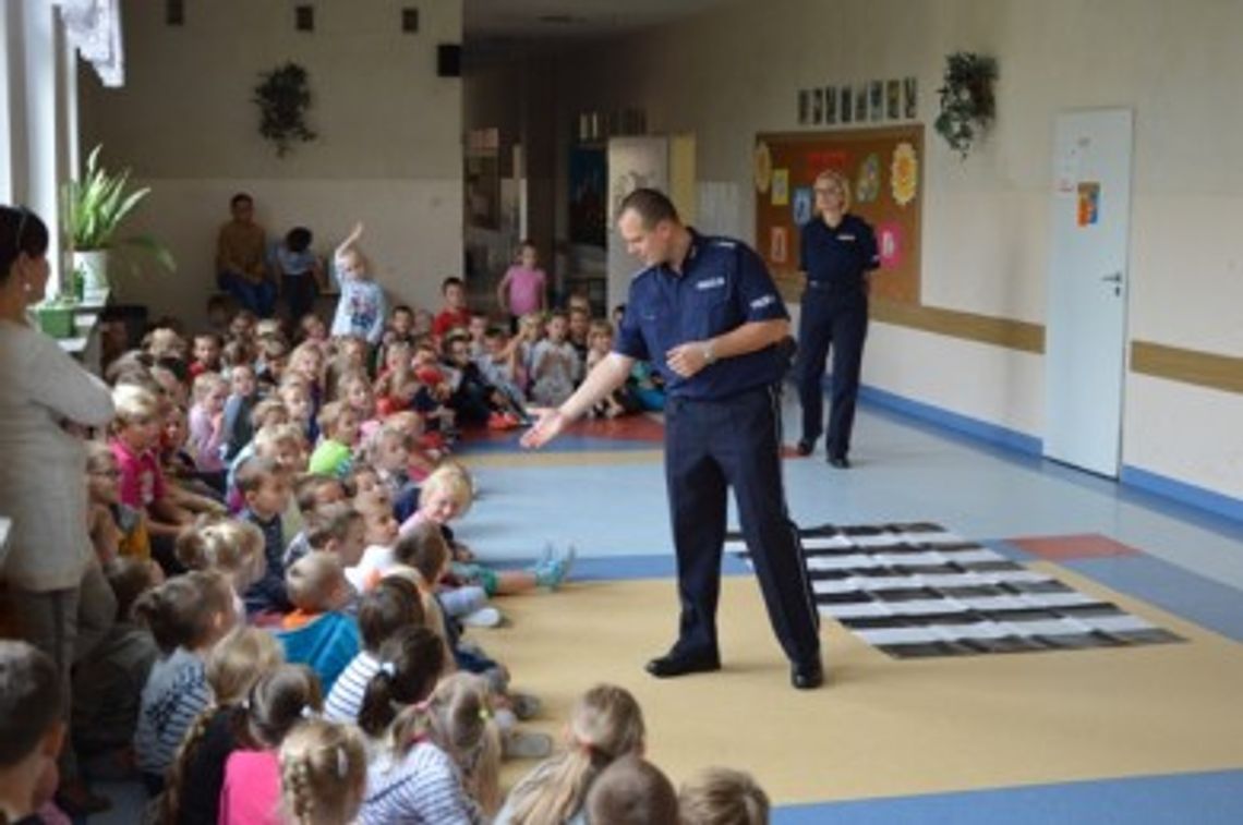 Policja kontroluje autobusy. Akcja na drogach i w szkołach Policja kontroluje autobusy. Akcja na drogach i w szkołach