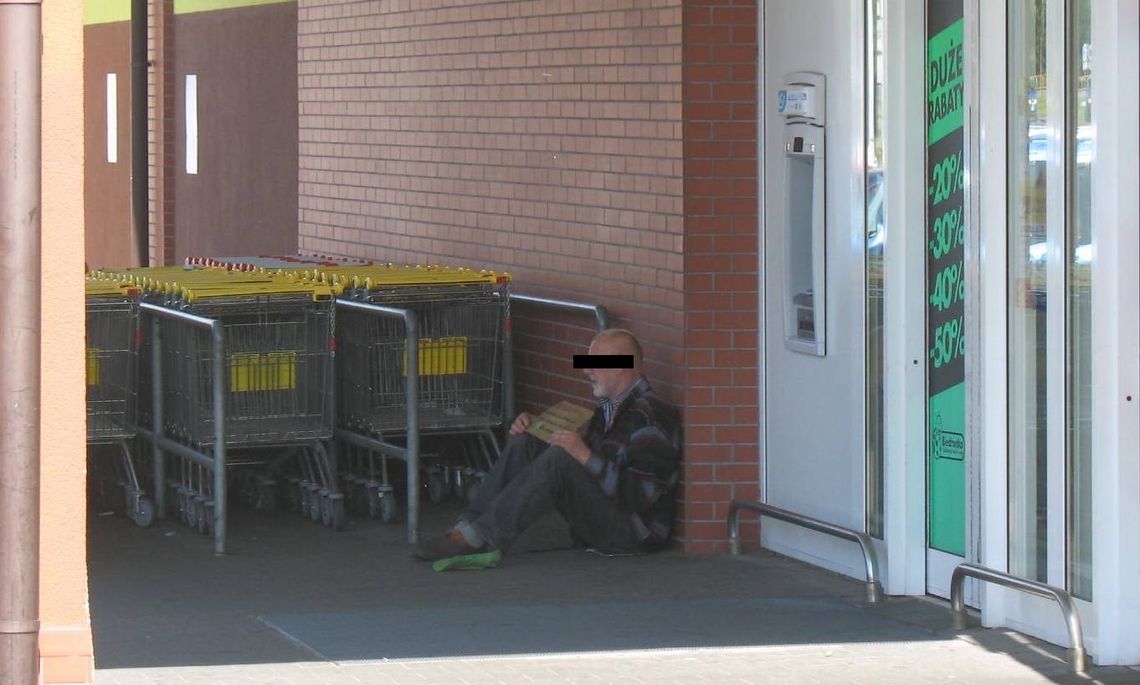 Policja nie widzi problemu żebractwa pod dyskontem? Policja nie widzi problemu żebractwa pod dyskontem?