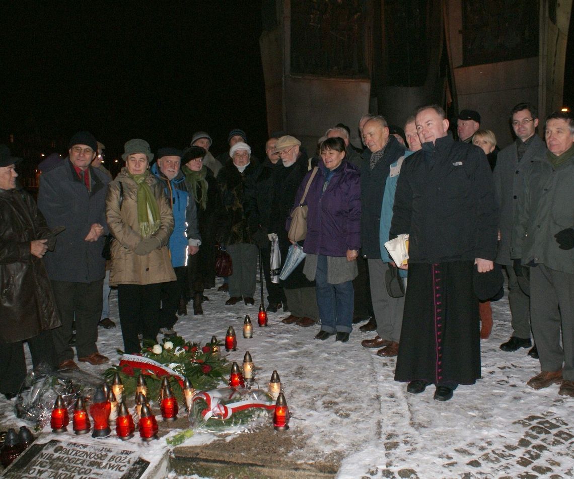 Policja pod Pomnikiem - dezaprobata. Protestujący spisani - jak w PRL