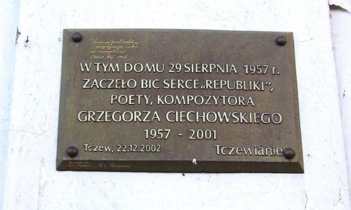 Policjanci apelują o pomoc w sprawie skradzionej tablicy upamiętniającej Grzegorza Ciechowskiego