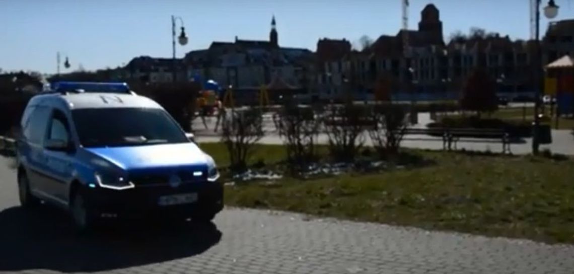 Policjanci apelują przez megafon na ulicach Tczewa – ZOSTAŃ W DOMU!
