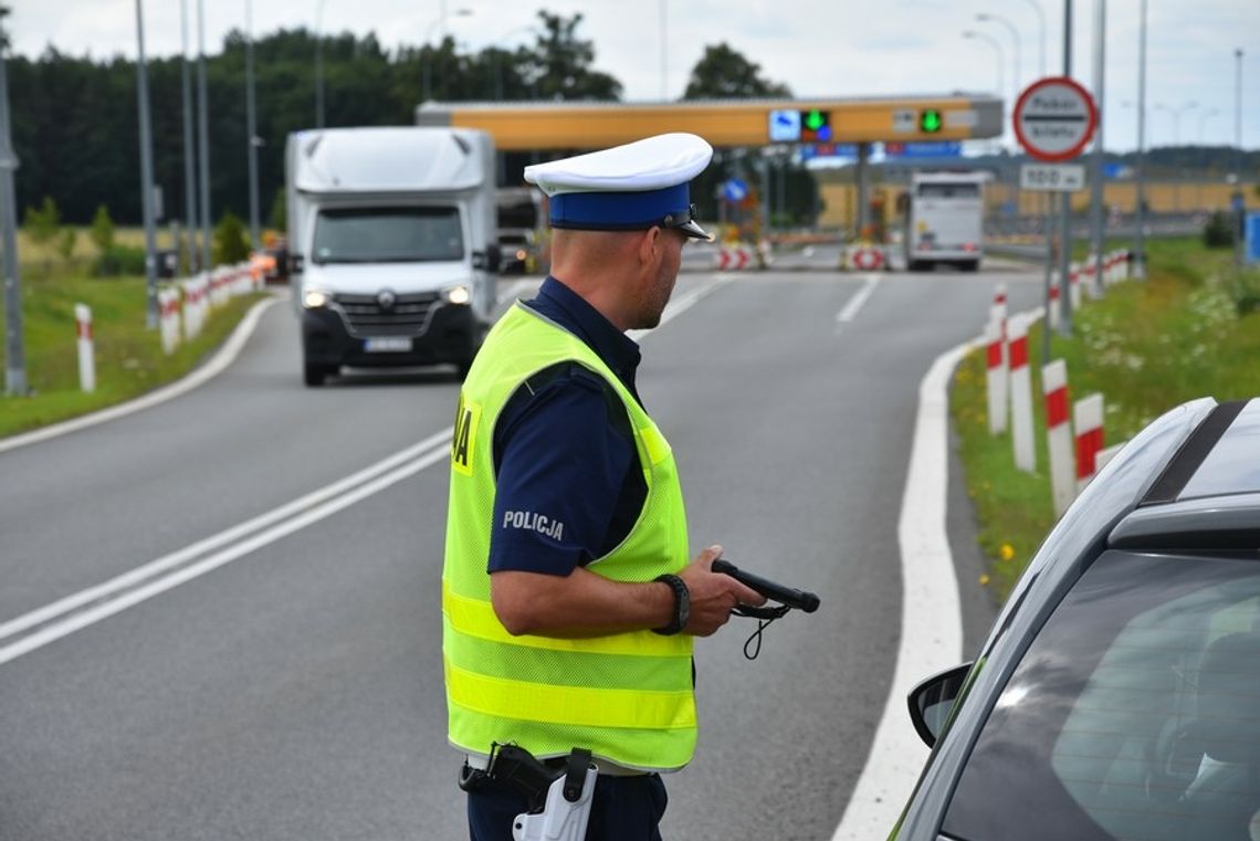 Policjanci dbają o bezpieczeństwo na autostradzie
