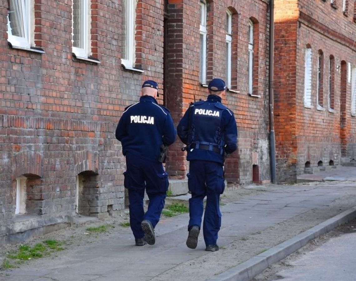 Policjanci kontrolują przestrzeganie obostrzeń w związku z Covid-19