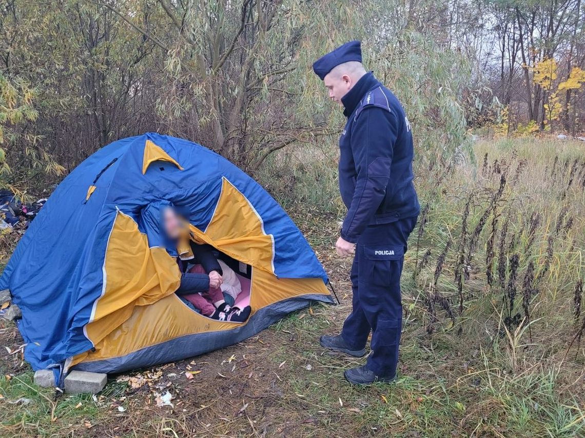 Policjanci monitorują miejsca, w których mogą przebywać osoby bezdomne