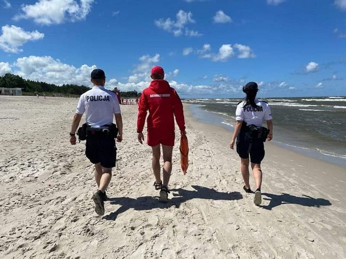 Policjanci na plażach, w pasie nadmorskim, nad jeziorami za pomocą komunikatów głosowych ostrzegają przed zagrożeniem