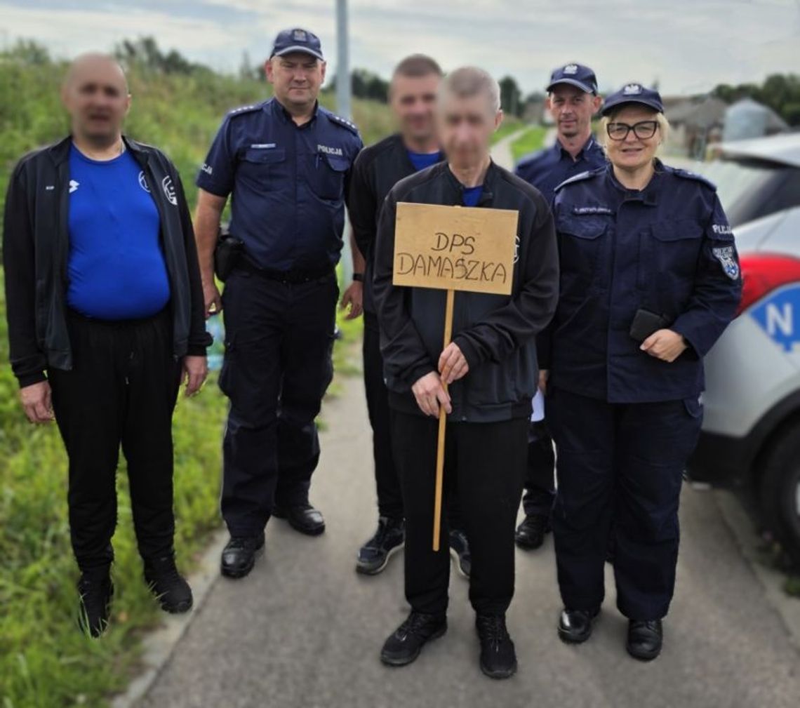 Policjanci na trasie VII Marszu na orientację Policjanci na trasie VII Marszu na orientację