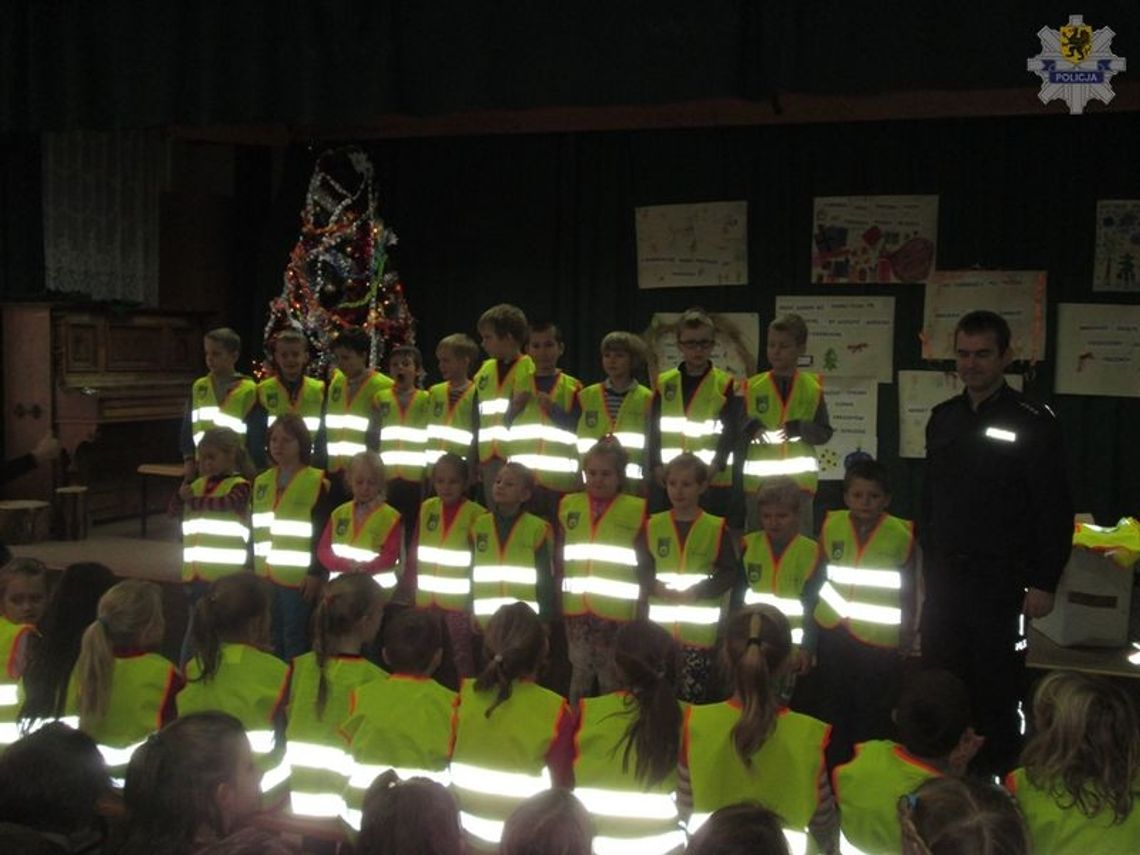 Policjanci o bezpieczeństwie w szkołach w Pręgowie i Buszkowach Policjanci o bezpieczeństwie w szkołach w Pręgowie i Buszkowach