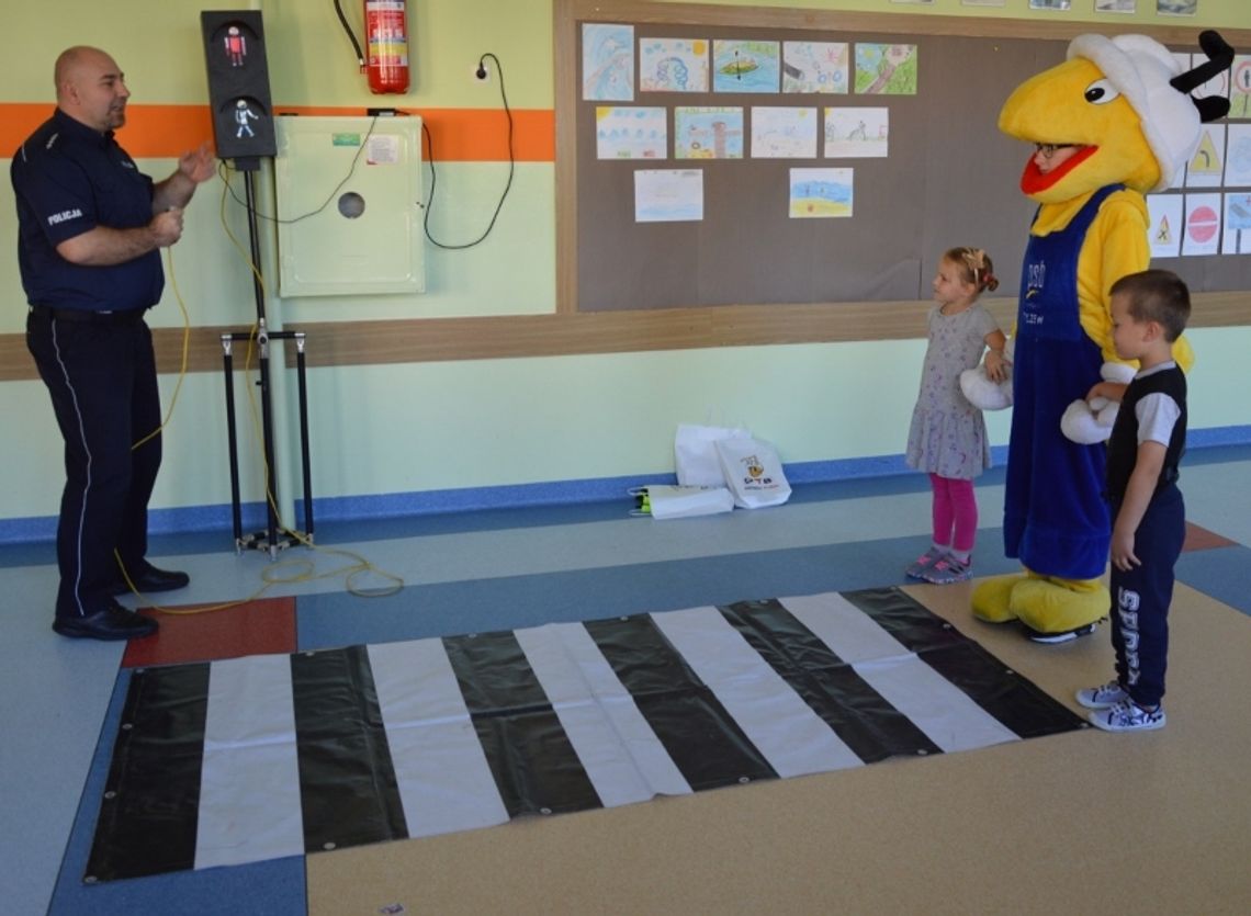 Policjanci odwiedzili uczniów z... „mrówką” Policjanci odwiedzili uczniów z... „mrówką”