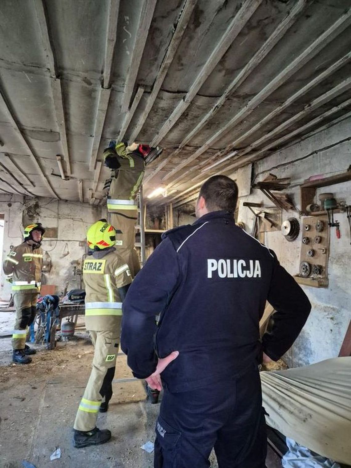 71-latek zasłabł na poddaszu – policjanci i strażacy w akcji 71-latek zasłabł na poddaszu – policjanci i strażacy w akcji