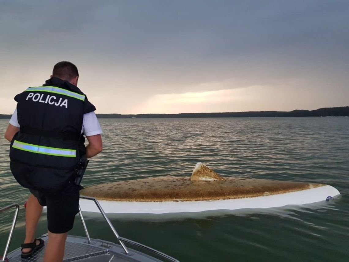 Policjanci pomogli załodze wywróconej żaglówki