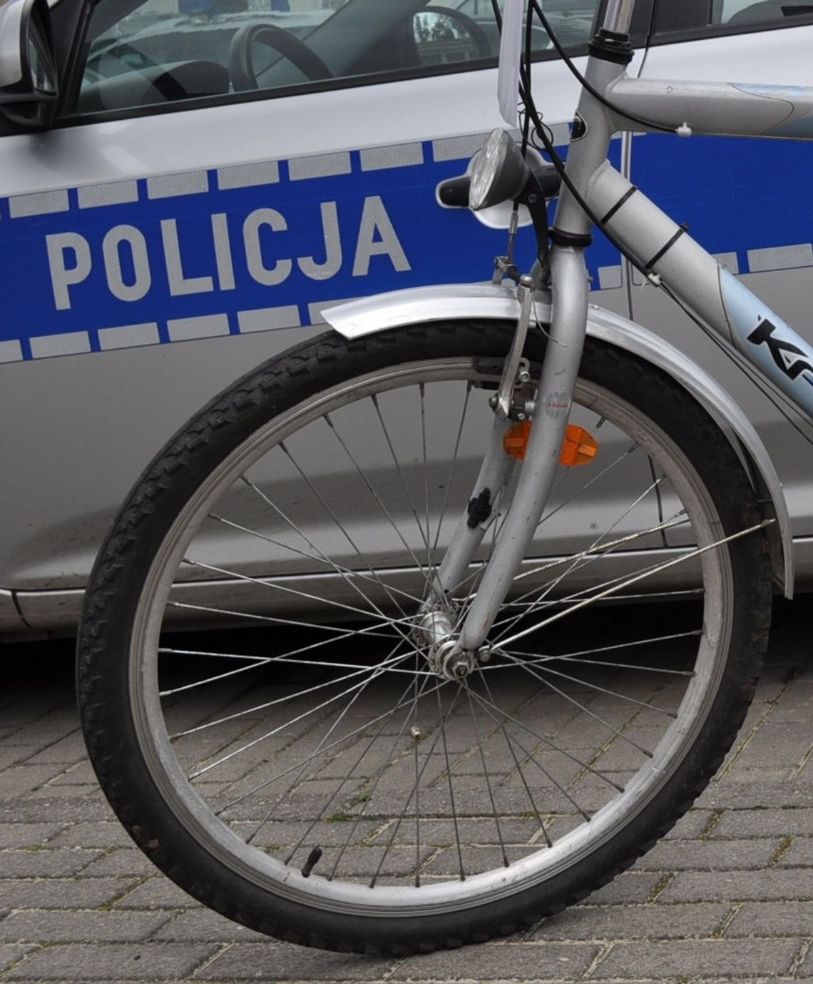 Policjanci poszukują właściciela roweru. Rower stał pod sklepem przez kilka dni Policjanci poszukują właściciela roweru. Rower stał pod sklepem przez kilka dni