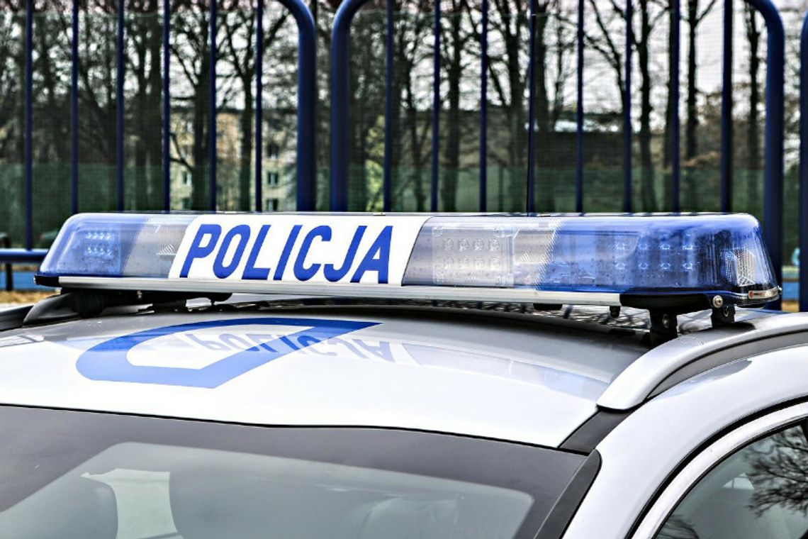 Policjanci pracowali na miejscu wypadku z udziałem 4 samochodów Policjanci pracowali na miejscu wypadku z udziałem 4 samochodów