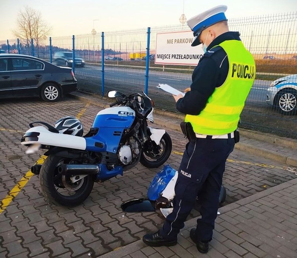 Policjanci pracowali na miejscu wypadku z udziałem motocyklisty w Bytowie