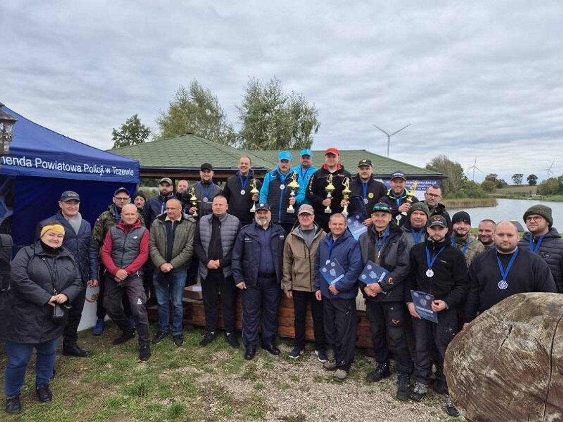 Policjanci rywalizowali w wędkowaniu nad jeziorem w Jeleniu. Emocje podczas I FEEDEROWEGO GRAND PRIX POLICJI