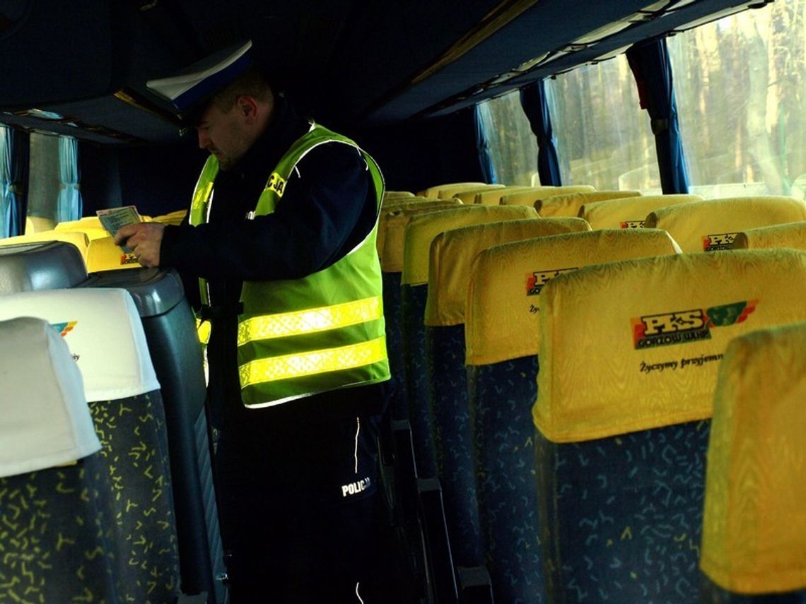 Policjanci skontrolują autokar przed wyjazdem na ferie! Policjanci skontrolują autokar przed wyjazdem na ferie!