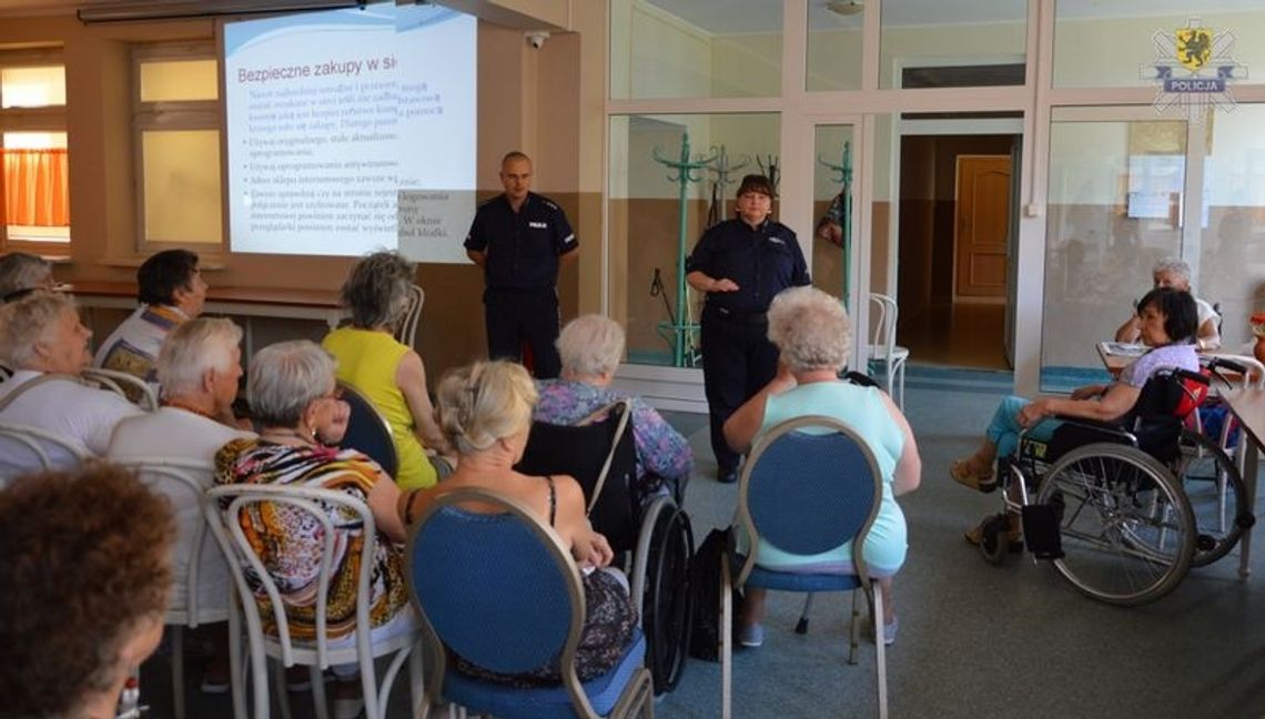 Policjanci spotkali się z grupą seniorów z Zespołu Opiekuńczego MOPS Policjanci spotkali się z grupą seniorów z Zespołu Opiekuńczego MOPS
